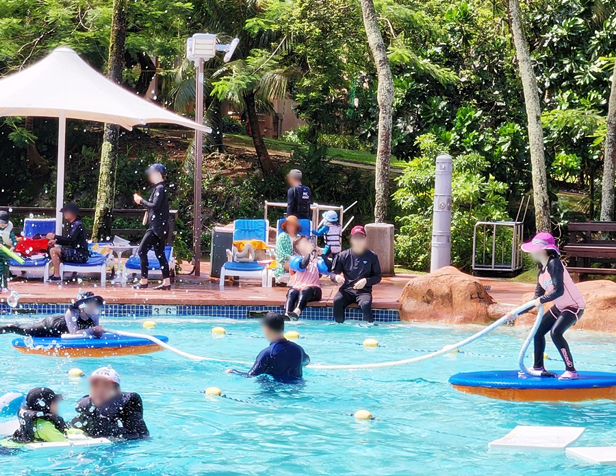 줄다리기 게임을 하는 사람들