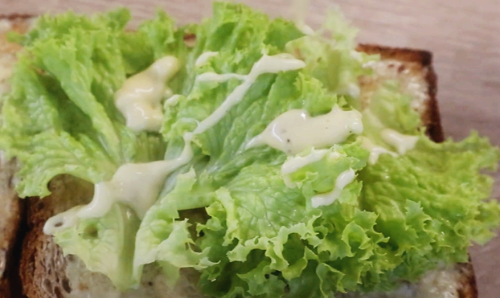 양상추 위에 소스