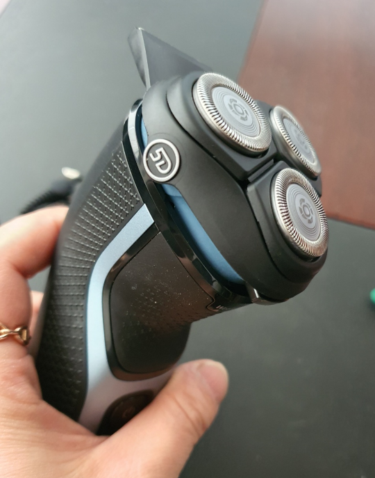 5가지 방향으로 유연하게 움직이는 면도날