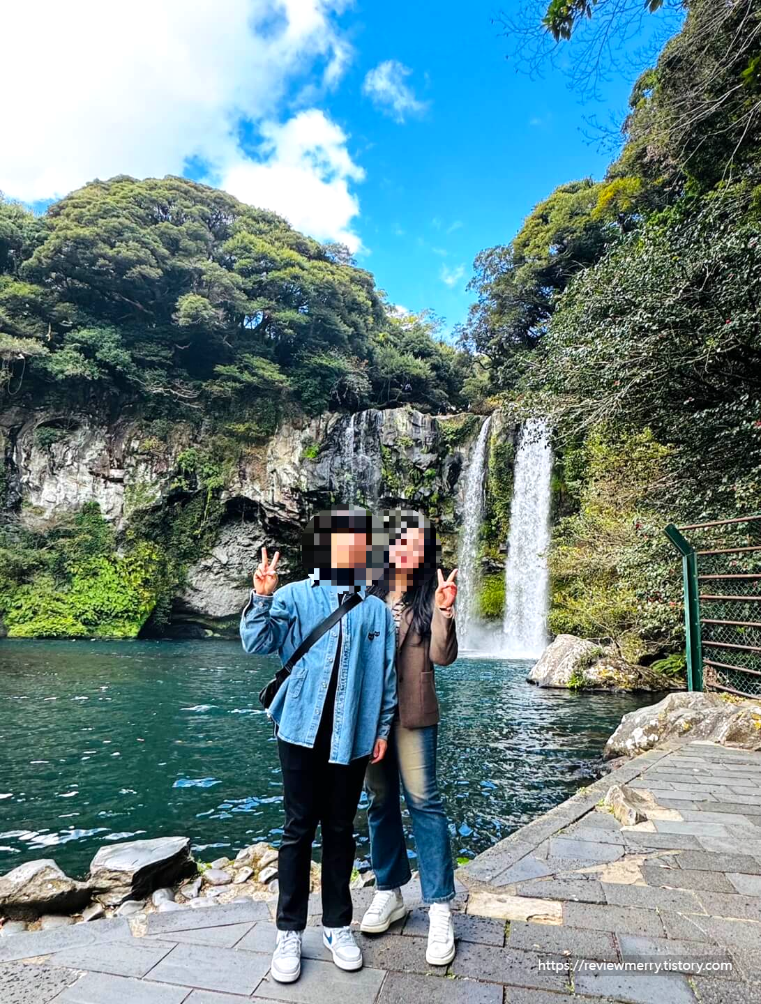 폭포앞 커플사진