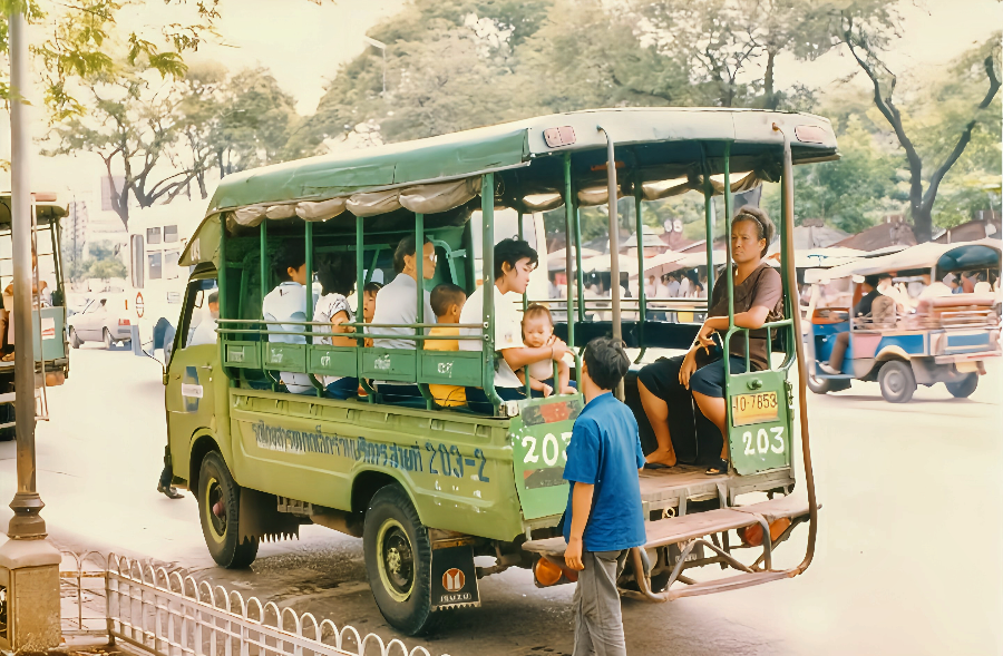 1990년대까지의 방콕 시내 모습(작은 트럭이 대중교통 역할을 한 버스였다)