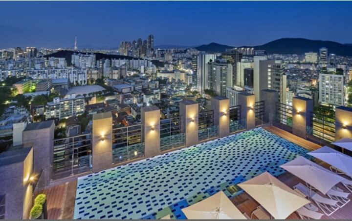 위에서 내려다 본 힐튼 가든 인 서울 강남 루프탑 수영장의 전경