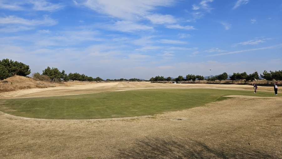 대한민국 군산 CC 정읍코스 3번 홀이며, 파 7홀로 1,004미터