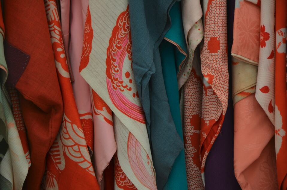 진열되어 있는 기모노 사진