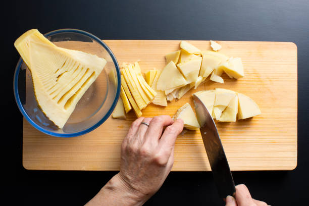 도마에서-죽순을-손질하는모습