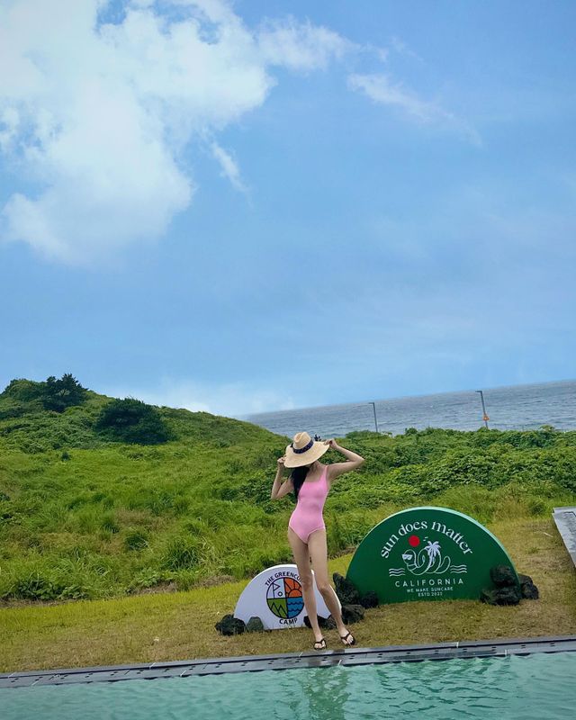 제주도 여행을 핑크색 수영복으로 더욱 멋지게!