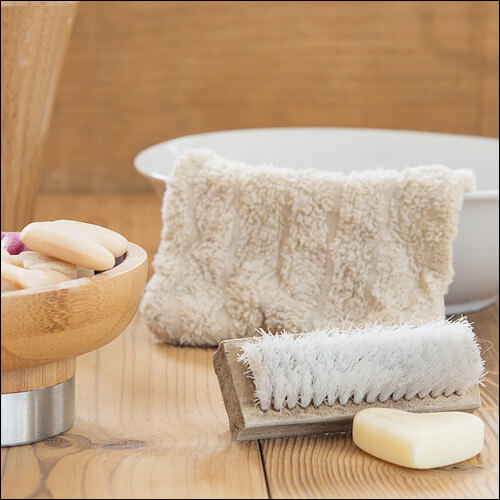 비누&amp;#44; 청소용 솔과 대야