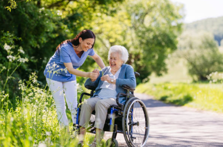 노인을 돌보는 사회복지사