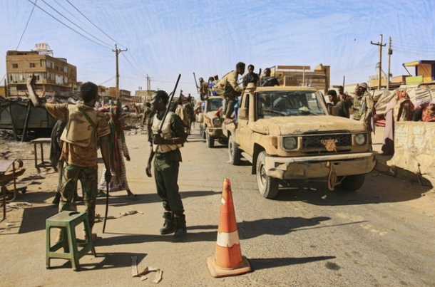 수단 내전은 2023년 4월 수단군(SAF)과 신속지원군(RSF) 간의 무력 충돌로 시작됐으며, RSF가 다르푸르와 서부 수단 대부분을 장악한 상태입니다. 수단 정부는 아랍에미리트(UAE)가 RSF에 드론, 장갑차, 군수품, 용병 등을 제공했다고 주장하며 이를 국제법 위반으로 규정했고, 2025년 3월 국제사법재판소에 제소했습니다. 유엔 보고서와 일부 군사 전문가 분석에서도 RSF가 외부에서 첨단 무기와 장비를 공급받았다는 정황이 제시됐지만, UAE는 모든 의혹을 부인하고 있습니다. 이 갈등은 2025년 5월과 8월에 잇따라 발생한 항공기 격추 사건을 계기로 외교 단절로 이어졌고, 현재 양측의 대립은 군사·외교 양면에서 지속되고 있습니다.