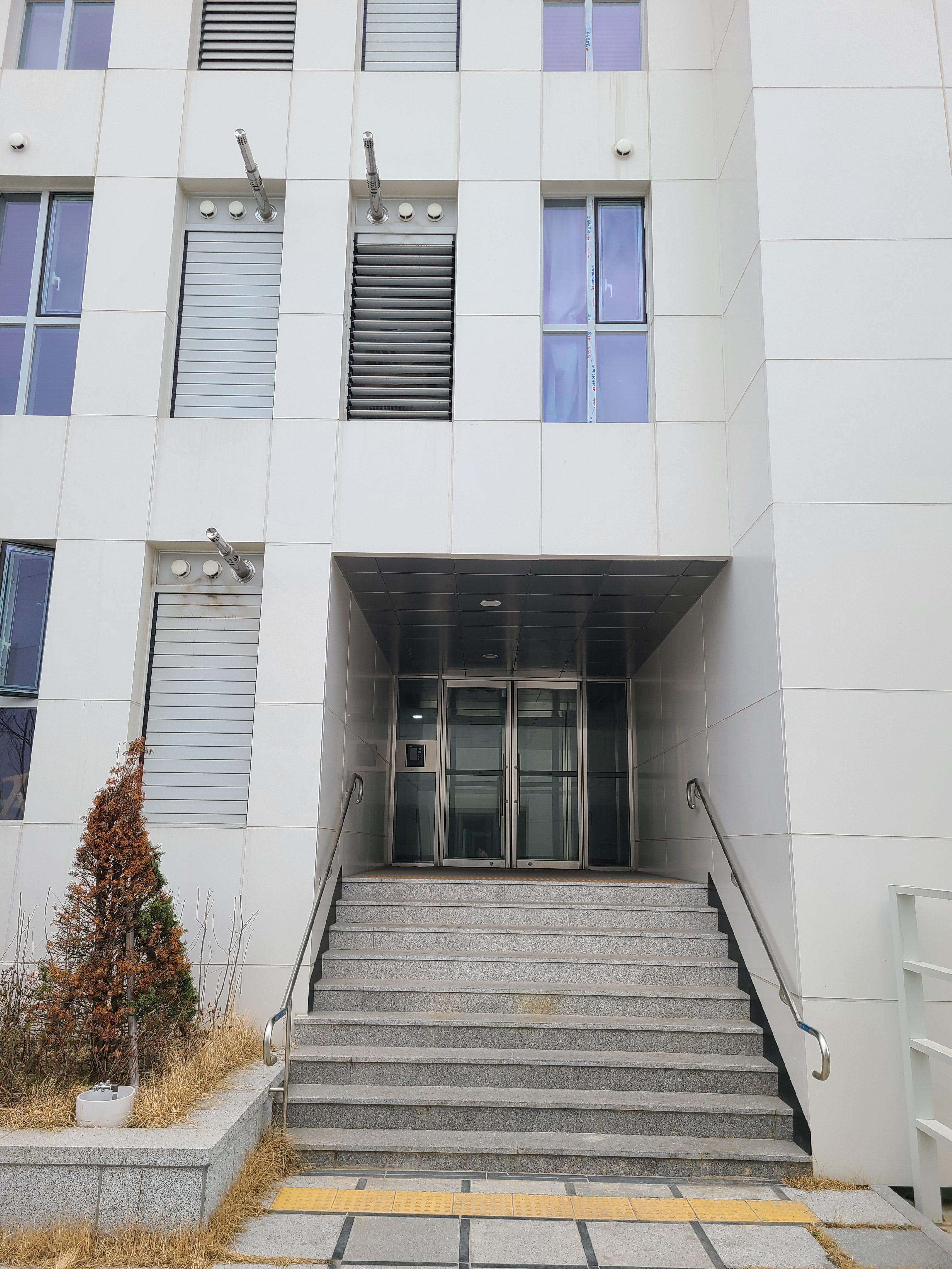 성남 센터엠 기숙사 입구