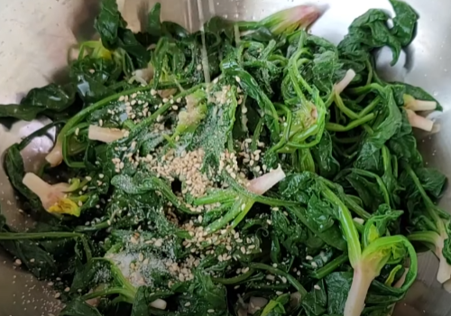 만든 깨소금 시금치에 넣기
