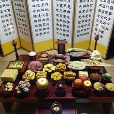 제사상을-정성을-다해-준비하고-제사를-지내는-모습
