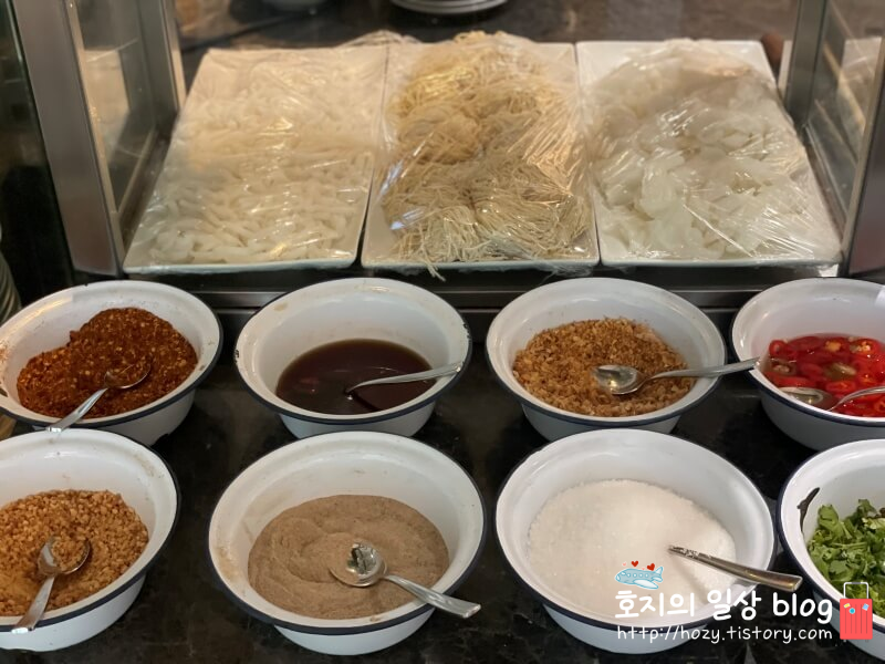방콕 코트야드 메리어트 에어포트 조식당_쌀국수