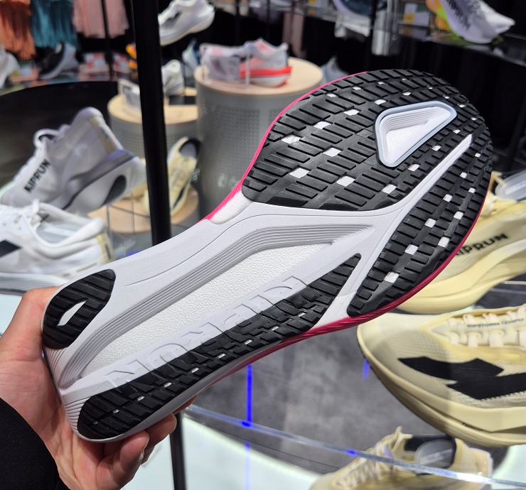 킵스톰 템포 러닝화의 아웃솔(밑창) 접지면 구조