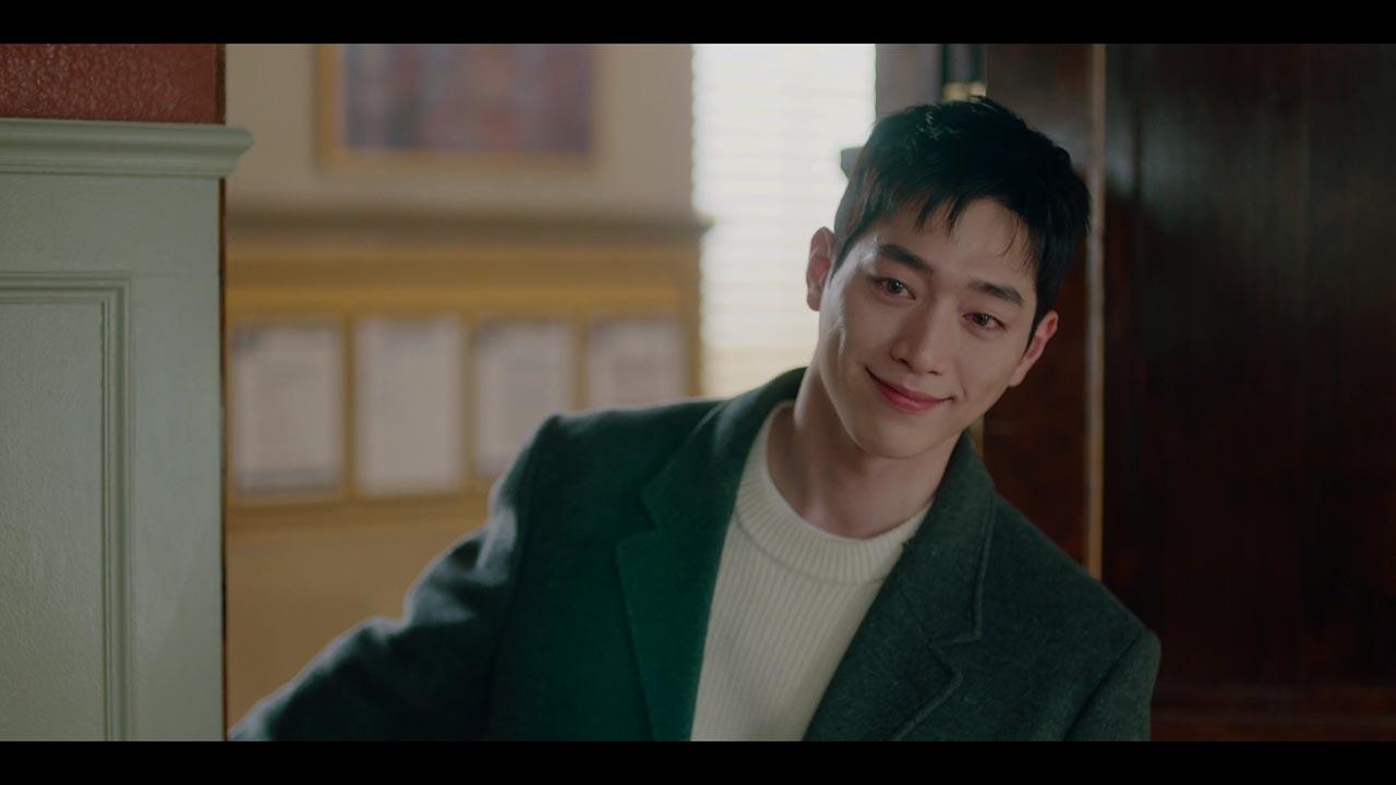 미소를 짓는 정해성 역 서강준의 12회 장면