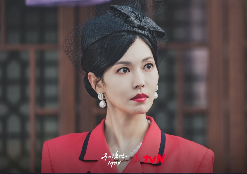 김소연이-빨간-양장입은-모습