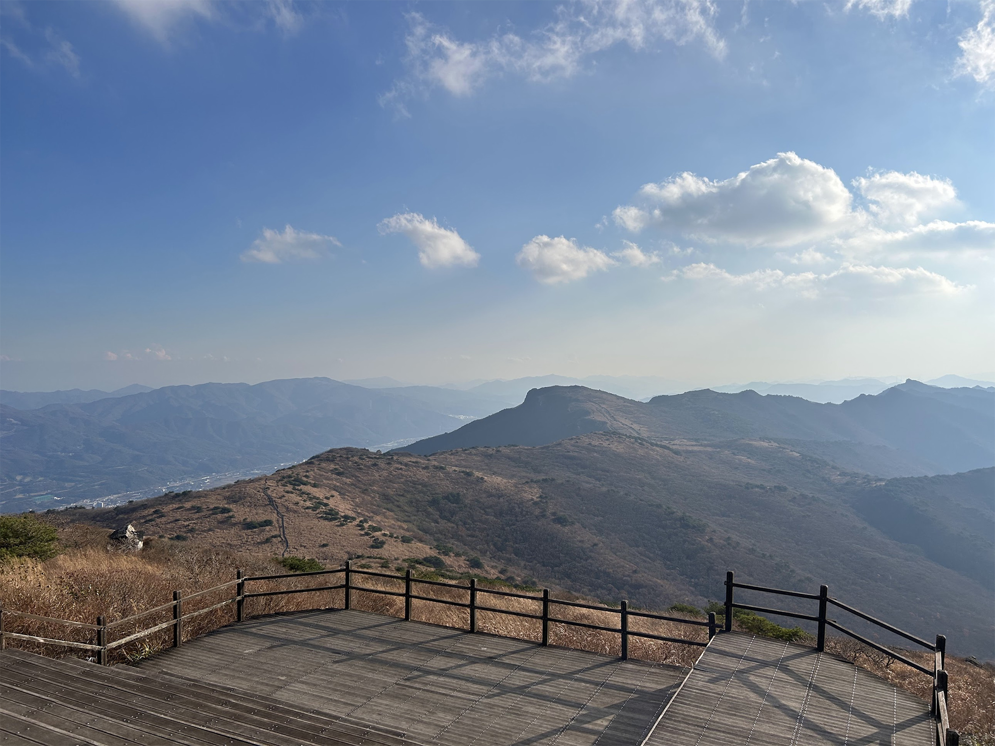 신불산 정상 데크 풍경