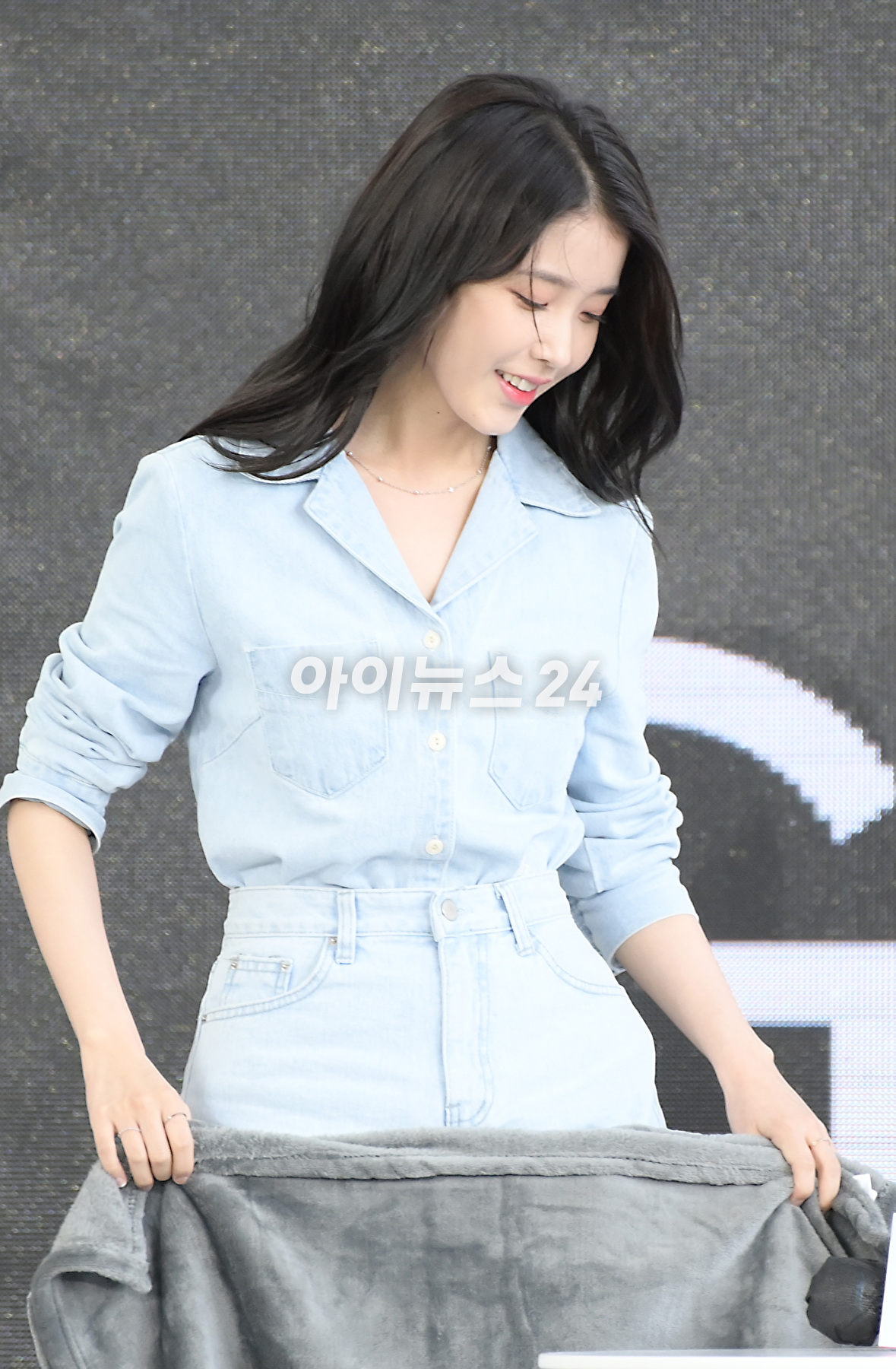 배우 이지은(아이유)이 8일 오후 부산 해운대구 영화의전당 야외무대에서 열린 제27회 부산국제영화제(BIFF) '브로커' 오픈토크 행사에 참석하고 있다. [사진=정소희 기자]