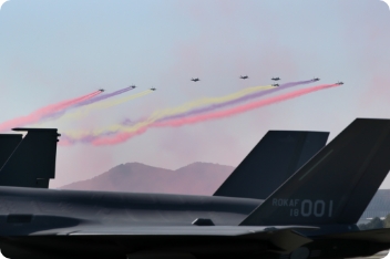 전투기가 시범비행을 벌이는 모습