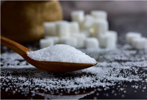 숟가락에 담겨 있는 설탕 사진