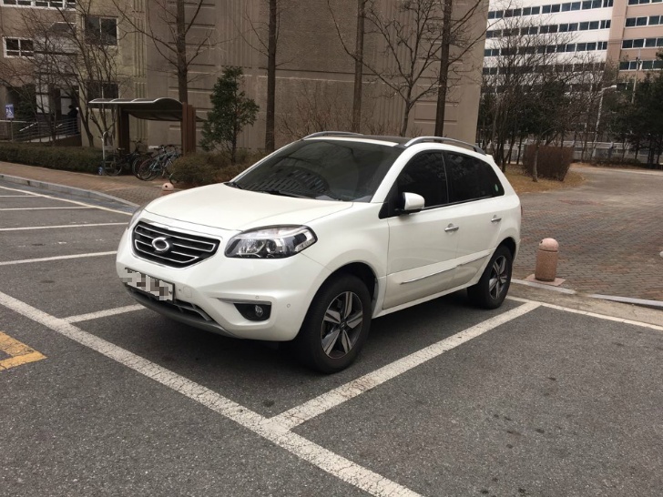 2014년식 QM5 RE 4륜 중고차, 흰색 SUV 차량 주차 모습