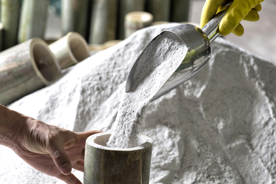 대나무통에 소금을 넣는 장면