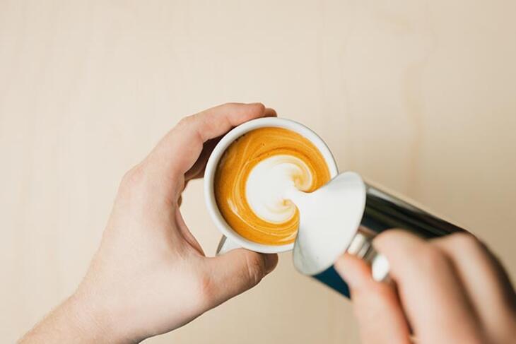 라떼아트 따르는 방법 - 하트