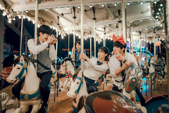 배우 안효섭과 전여빈&#44; 강훈이 넷플릭스 시리즈 &#39;너의 시간 속으로&#39;(감독 김진원/ 원작 &#39;상견니&#39;)에서 열연을 펼치고 있다. [사진=넷플릭스]