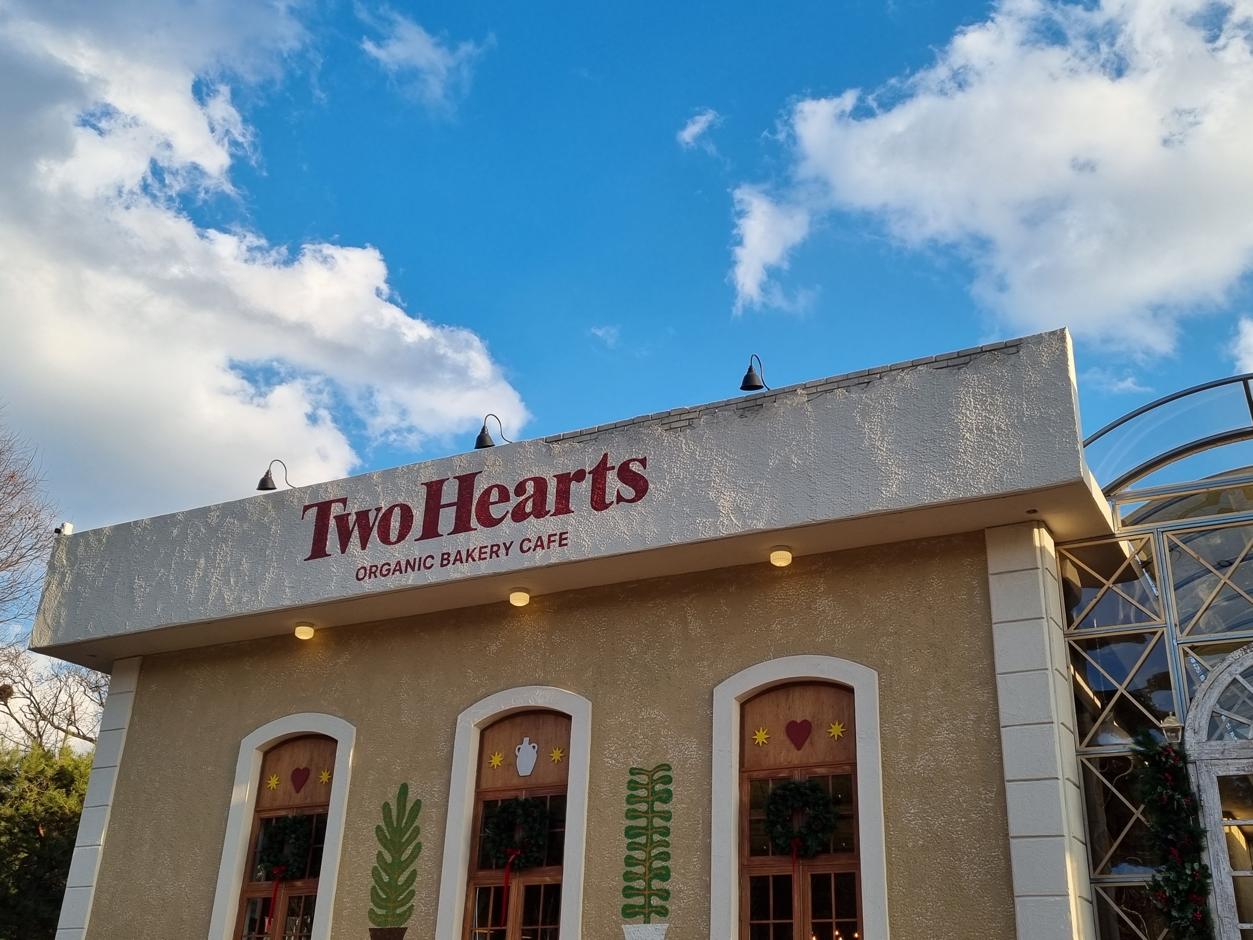 카페 전경 왼편