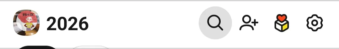 카카오톡 상단 인터페이스. 왼쪽에는 원형 프로필 사진, 오른쪽에는 검색, 친구 추가, 즐겨찾기, 설정 아이콘이 배치되어 있음