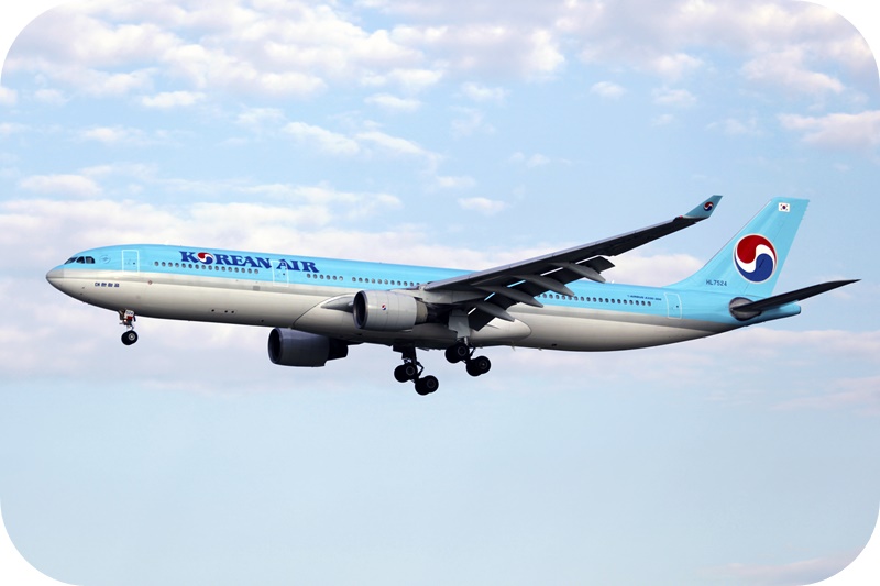대한항공-에어버스-A330-여객기-푸른-하늘-비행중