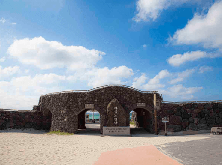 곽지해수욕장 &ndash; 용천수가 솟아나는 특별한 해변