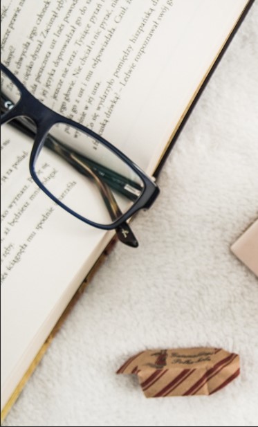 책과 안경이 있는 사진