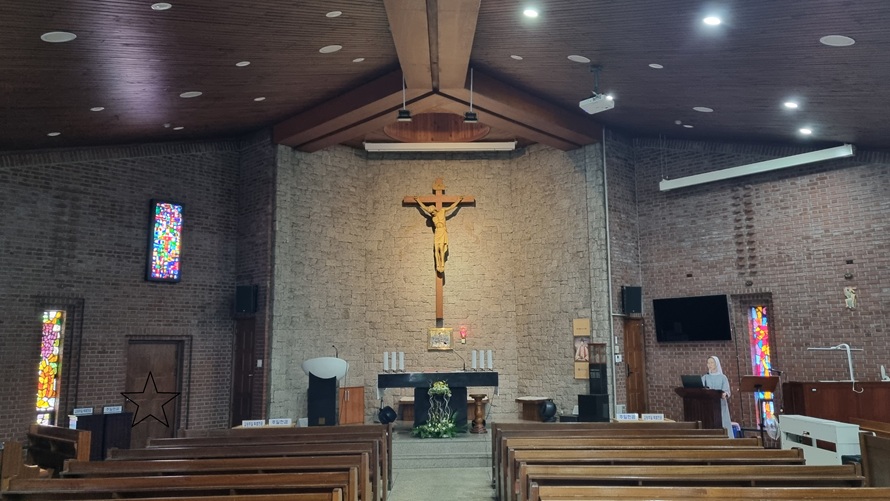 파주 금촌성당 성전 안 제대, 제단, 감실, 십자고상, 스테인드글라스 사진