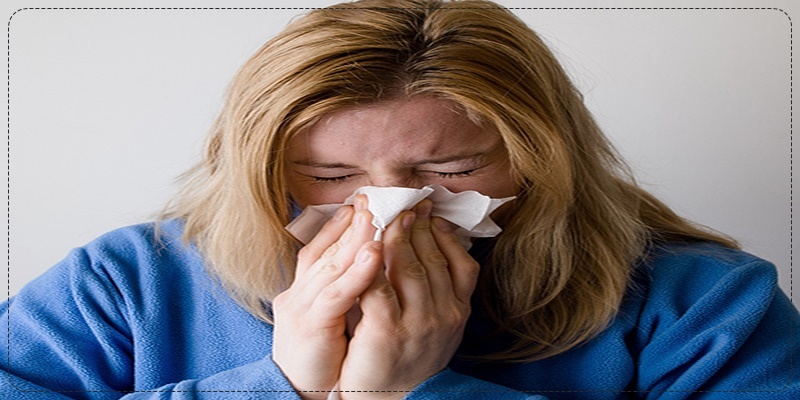 코를 닦고 있는 여인