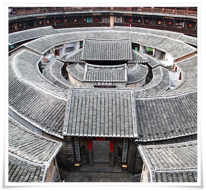 겹겹이 네 다섯겹의 원형 담으로 둥글게 성을 이루고 있는 공동주택. 전체 외형은 엄청난 크기의 UFO 가 땅에 착륙한 느낌 지붕은 석재기와가 올라가 있슴.