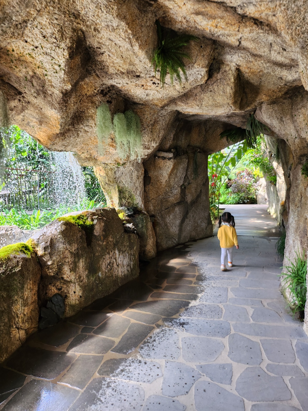 인공 동굴을 지나가는 아이