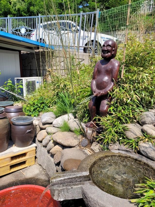 합강막국수 마당에 있는 재미있는 조형물