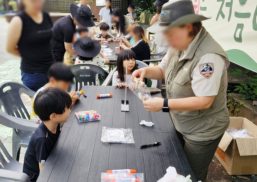 선생님의 설명을 듣고있는 쿠앙이 쿠웅이