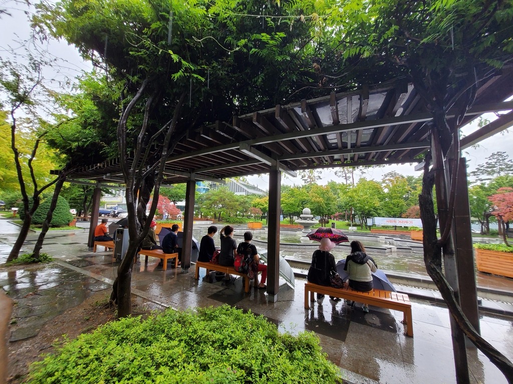 어르신 무더위쉼터 이용 시 유의사항 -그늘