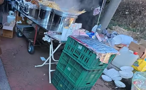 윤석열 대통령 탄핵 촉구 집회 현장에서 폭리를 취한 노점상이 누리꾼 뭇매를 맞고 있다. 사진은 집회 현장 노점상. [사진=유튜브 '갈비두잇']