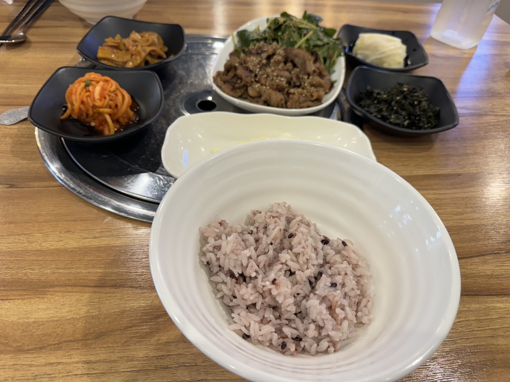 숯불향이 나는 제육볶음과 화로된장찌개 점심 메뉴