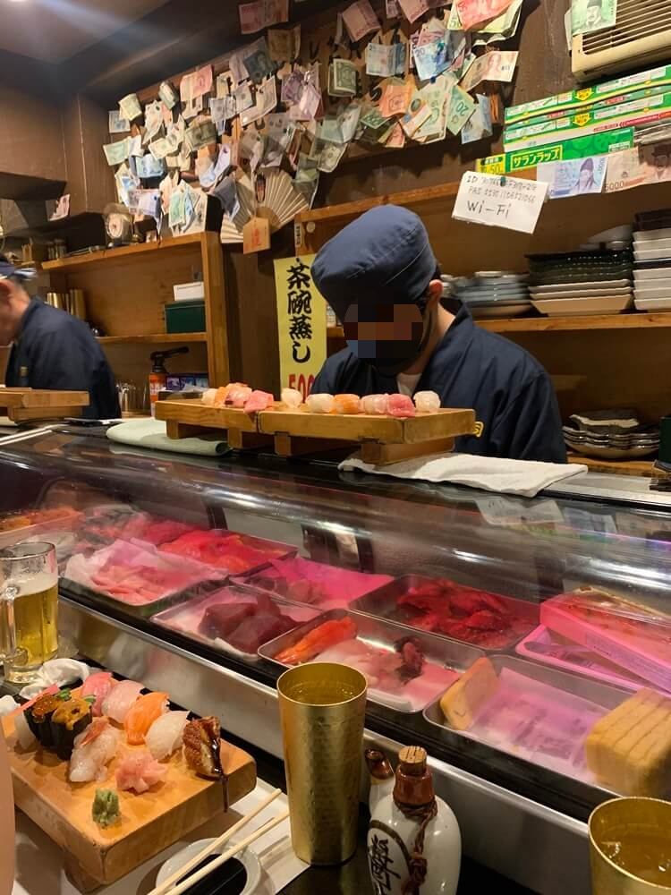 초밥을 만들고 있는 세프