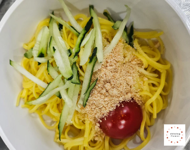 냉콩국수-면과 오이와 방울토마토와 땅콩가루 셋팅한 것