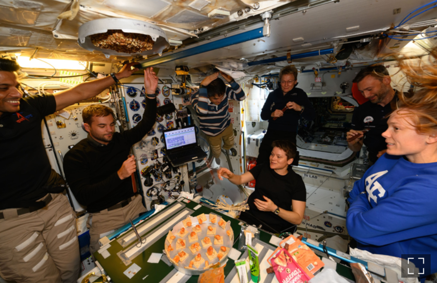 사진 확대
간식을 만들어먹는 우주비행사들 [사진 = NASA Astronaut Jonny Kim]