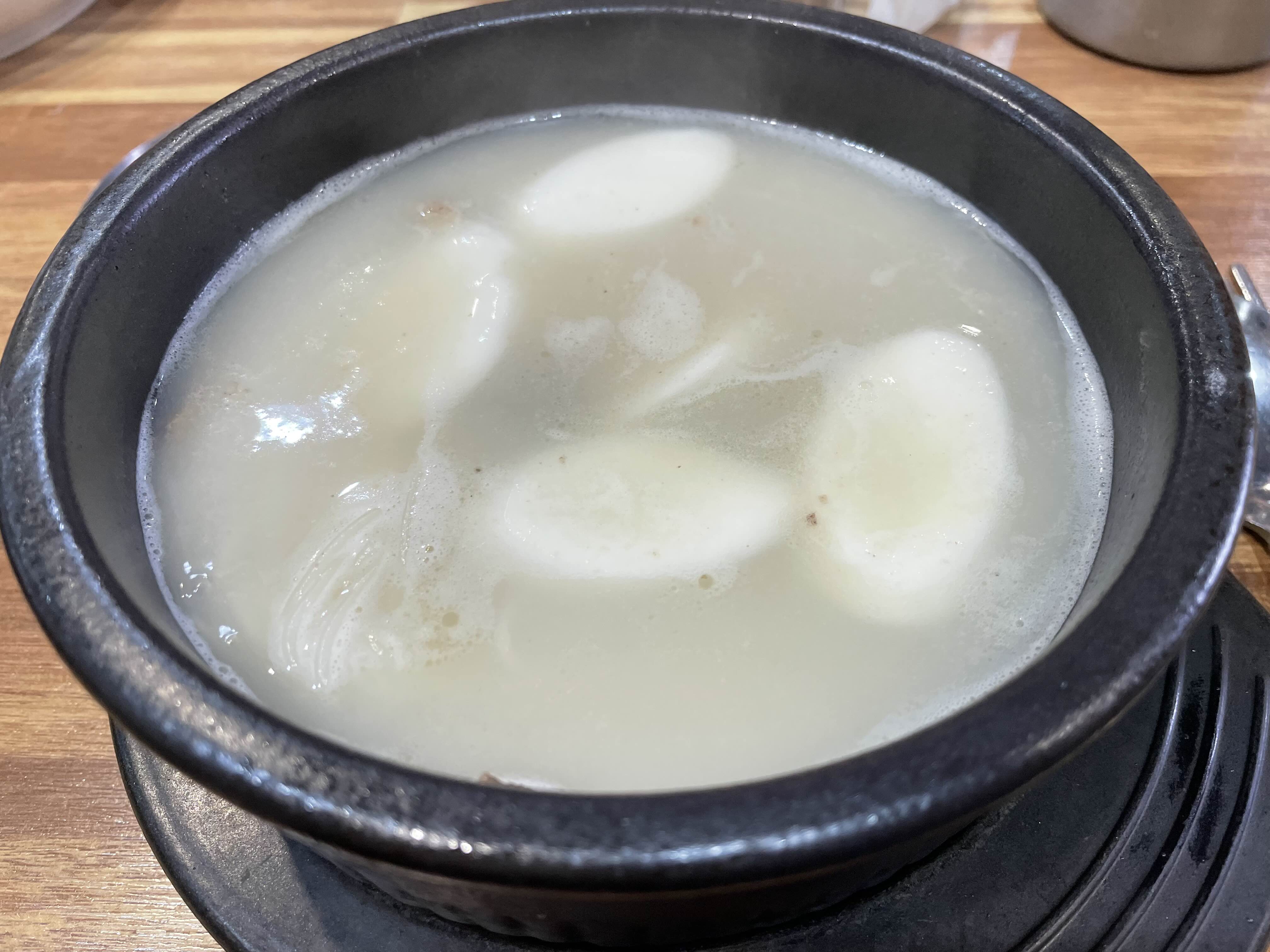 맑은_국물에_가래떡이_비추는_모습