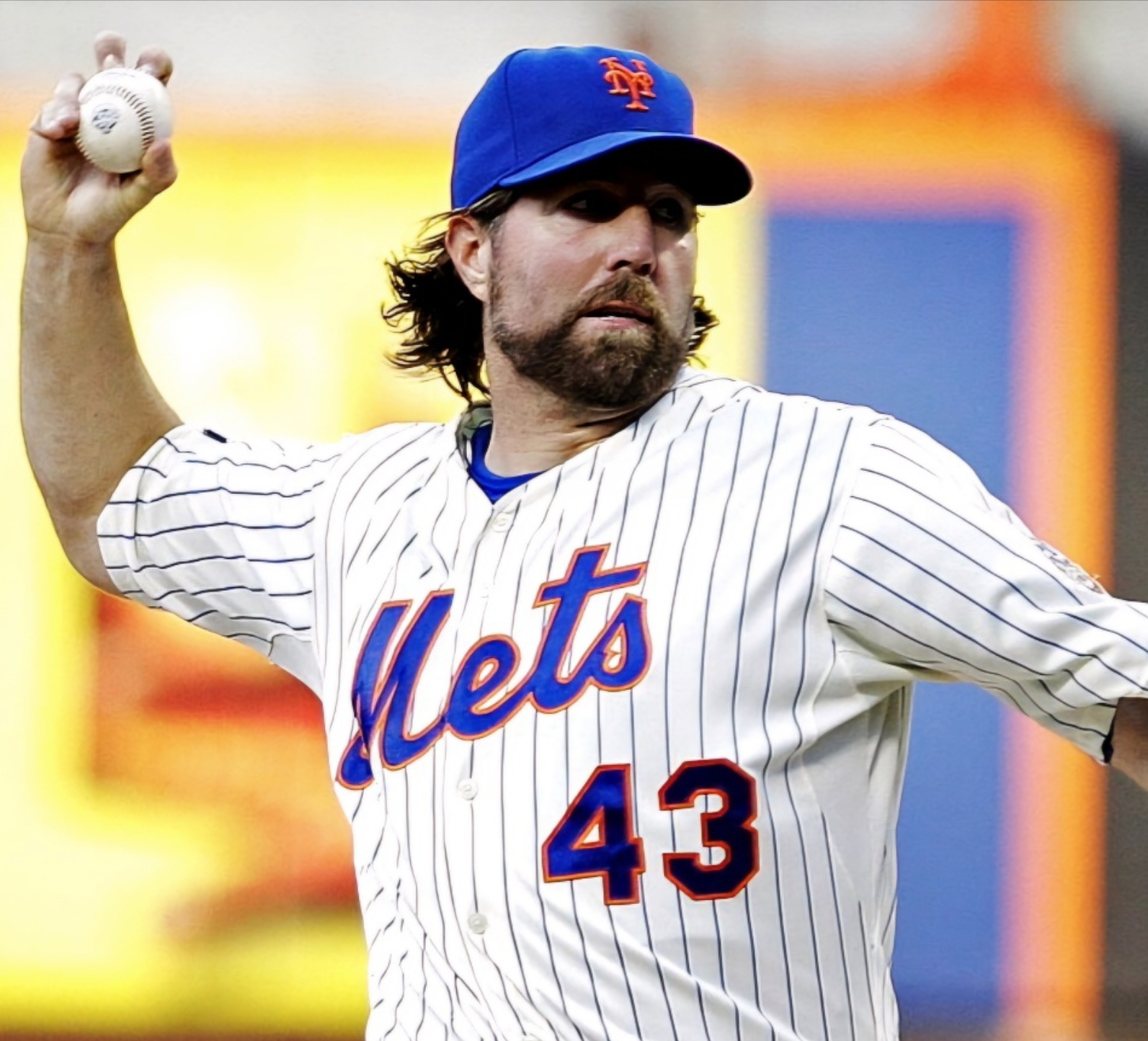 R.A. 디키 선수가 공을 던지고 있다.