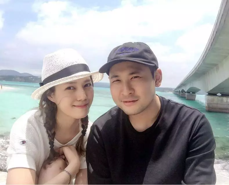 미쓰라 권다현 부부가 함께 앉아 있는 모습