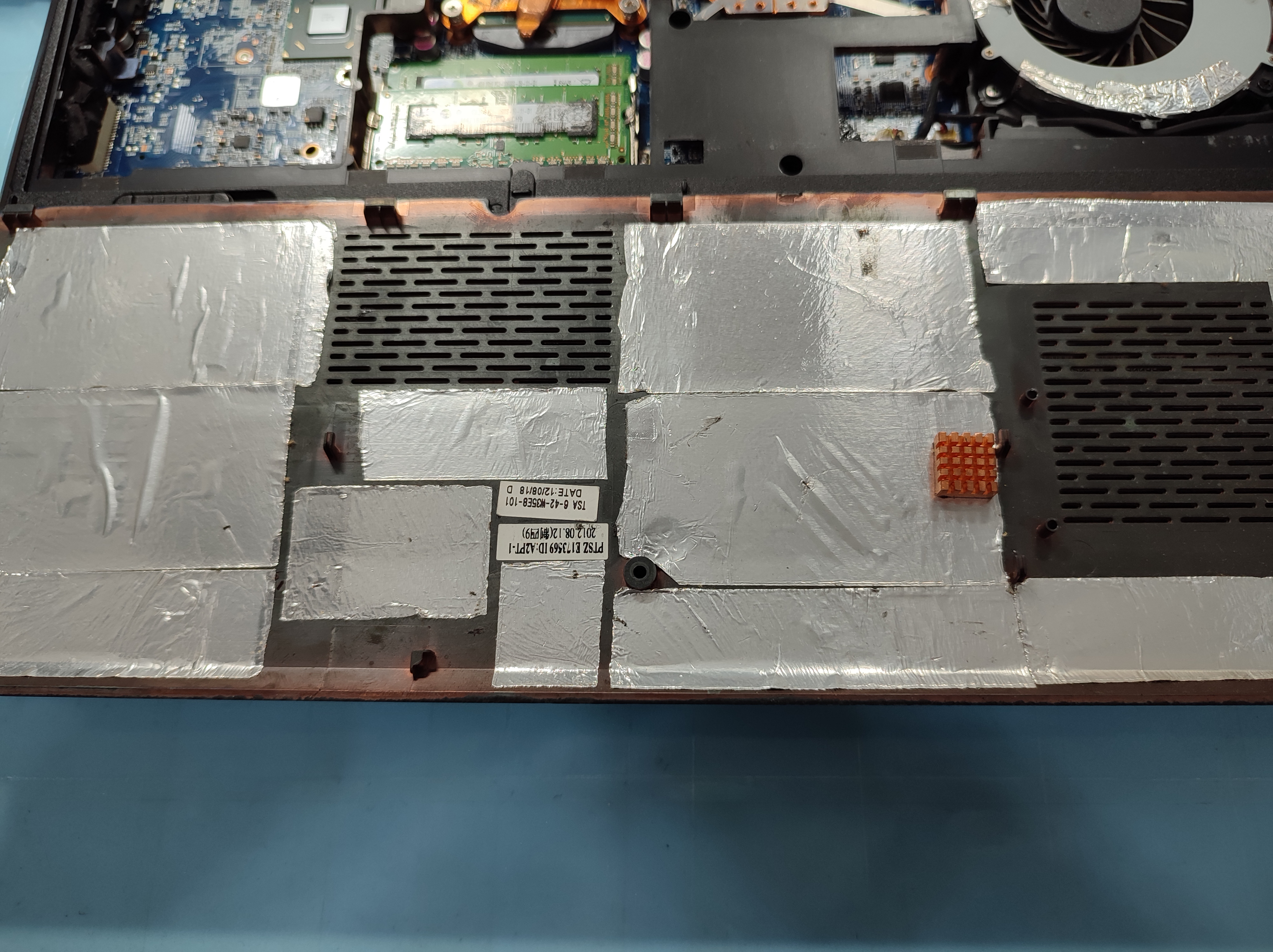 작은 방열판에 노트북 여기 저기 붙어있습니다.