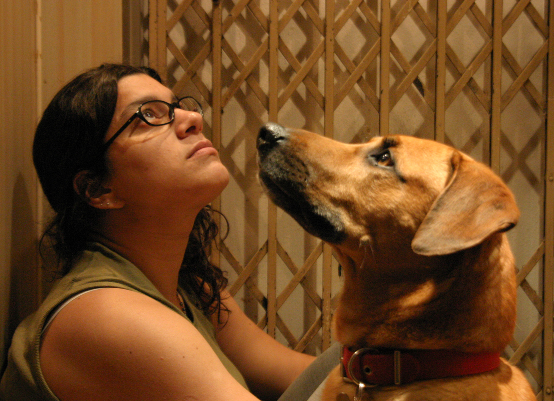 주인과 교감하는 강아지 사진